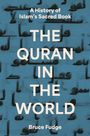 Text: "A History of Islam’s Sacred Book," "THE QURAN IN THE WORLD," "Bruce Fudge." Hintergrund mit arabischen Schriftzeichen.
