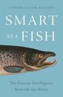Der Text sagt: "SMART AS A FISH: The Unseen Intelligence Beneath the Water". Illustration eines Fischkopfes auf blauem Hintergrund.