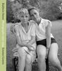Text: "Baldwin Street Photographs 1966-1994 Emmet Gowin". Zwei Frauen, eng umarmt, sitzen auf einem Stuhl im Freien.