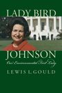 "LADY BIRD JOHNSON Our Environmental First Lady LEWIS L. GOULD." Frau in Rot vor einem großen weißen Gebäude.