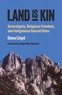Text: „LAND IS KIN: Sovereignty, Religious Freedom, and Indigenous Sacred Sites. Dana Lloyd. Foreword by Judge Abby Abinanti.”  
Illustration: Berglandschaft unter klarem Himmel.