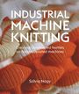 INDUSTRIAL MACHINE KNITTING, Szilvia Nagy. Nahaufnahme von orange-weißen gestrickten Textilien.