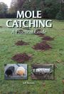 "Mole Catching: A Practical Guide" von Jeff Nicholls. Grasland mit Maulwurfshügeln, Fotos von Maulwürfen und einer Falle.