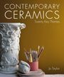 „CONTEMPORARY CERAMICS: Twenty Key Themes“ von Jo Taylor. Eine verzierte Vase und Keramikwerkzeuge vor gelber Wand.