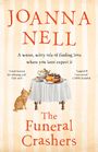 Buchtitel: "The Funeral Crashers" von Joanna Nell. Ein Teetisch mit einer Torte, einem Teeservice und einer Katze.