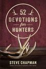 Text: "52 Devotions for Hunters" und "Steve Chapman". Im Hintergrund sind Geweih und ein rotbrauner Hintergrund sichtbar.