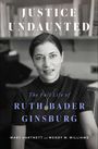 "Justice Undaunted: The Full Life of Ruth Bader Ginsburg." Schwarz-weiß Foto von Ginsburg lächelnd, sitzend.