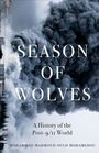 SEASON OF WOLVES, A History of the Post-9/11 World. Dunkle Rauchwolken über einer urbanen Landschaft.