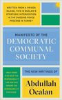 Texte: Manifesto of the Democratic Communal Society, Abdullah Öcalan. Farbblöcke in Gelb und Blau, zitierte Texte.