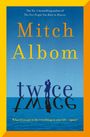 Buchtitel: "twice", Autor: Mitch Albom. Hintergrund: Silhouette eines sich küssenden Paares über Wasser, gelber Rahmen.