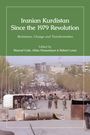 Titel: Iranian Kurdistan Since the 1979 Revolution. Szene zeigt eine belebte Straße mit Menschenmassen und Barrikaden.