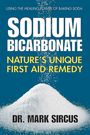 Text: "Sodium Bicarbonate: Nature’s Unique First Aid Remedy" von Dr. Mark Sircus. Hintergrund: Pulverhaufen auf blauem Feld.