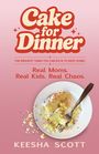 "CAKE for Dinner. Real Moms. Real Kids. Real Chaos." Teller mit zerbröckeltem Kuchen und Gabel auf rosa Hintergrund.