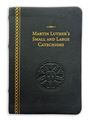 "Martin Luther's Small and Large Catechisms" auf einem schwarzen Buch mit Lutherrose und goldener Verzierung.