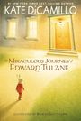 Text: "Kate DiCamillo", "The Miraculous Journey of Edward Tulane". Ein Hasenspielzeug geht auf ein Haus mit offener Tür zu.