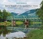 "Back Roads of the Appalachian States" von David Skernick. Eine grüne Brücke über einem ruhigen Fluss vor bewaldeten Hügeln.