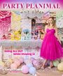 "PARTY PLANIMAL" in großer Schrift. Darunter: "Going ALL OUT While Staying In". Eine Frau in pinkem Kleid umgeben von Partydeko.