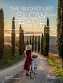 "The Bucket List Slow Travel," darunter ein Weg gesäumt von Zypressen und eine Frau in Rot mit Fahrrad.