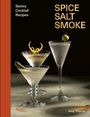 "Spice Salt Smoke" steht rechts oben. Drei elegante Cocktails mit Oliven, Zitronenzesten und Gurke vor dunklem Hintergrund.