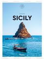 „Maud Simon - SICILY“ steht oben. Ein Felsen im Meer, Boote drumherum, blauer Himmel.