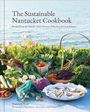 Text: "The Sustainable Nantucket Cookbook". Im Vordergrund frische Meeresfrüchte, Gemüse und Blumen vor einem Meeresblick.