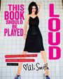 Texte: "This book should be played loud. Photographs of New York's downtown underground 1990-2001. Ali Smith." Frau in schwarzem Kleid.