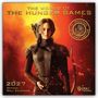 „The World of The Hunger Games“, „2027 Official Wall Calendar“. Eine Frau in Kampfausrüstung mit Pfeilen und Bogen.