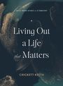 "Living Out a Life that Matters" von Crickett Keeth, eine 8-wöchige Studie in 2. Timotheus. Dunkler Hintergrund, goldene Akzente.