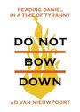 "DO NOT BOW DOWN" steht groß in der Mitte vor gelben Flammen. Oben "READING DANIEL IN A TIME OF TYRANNY". Unten "AD VAN NIEUWPOORT".