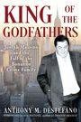 „KING OF THE GODFATHERS: Joseph Massino and the Fall of the Bonanno Crime Family“ steht im Vordergrund einer Skyline.