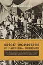 Titel: "Shoe Workers in Hannibal, Missouri". Historisches Foto einer Schuhfabrik mit Arbeitern bei der Herstellung.