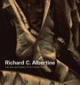 Text: "Richard C. Albertine, An Enlightened Photographer." Dahinter: Nahaufnahme von verwelkenden Blättern in Brauntönen.
