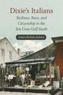 Titel: "Dixie's Italians: Sicilians, Race, and Citizenship in the Jim Crow Gulf South". Autor: Jessica Barbata Jackson. Vintage Foto von Menschen vor einem Holzstand.