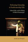 Text: "Performing Citizenship in Postdictatorship Chile. Cultural Policy and the Making of Political Dramaturgies. Jennifer Joan Thompson." Eine maskierte Figur steht vor einer Tafel mit Zeichnungen, hält eine Pistole.