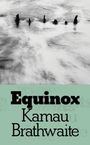 Text: "Equinox Kamau Brathwaite". Schwarz-weißes abstraktes Bild, das bewegtes Wasser mit Felsen zeigt.