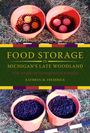 "FOOD STORAGE in MICHIGAN'S LATE WOODLAND THE WORK OF INDIGENOUS WOMEN KATHRYN M. FREDERICK." Zwei Eimer mit Beeren und Nüssen.