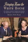 "Bringing Home the White House" von Melissa Estes Blair. Zwei lachende Menschen an einem Tisch, einer in Anzug, die andere in Kleid.
