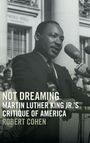 „NOT DREAMING: Martin Luther King Jr.'s Critique of America“ von Robert Cohen. Ein Mann spricht an Mikrofonen.