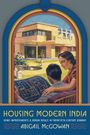 Text: "HOUSING MODERN INDIA", "HOME IMPROVEMENTS & URBAN IDEALS IN TWENTIETH-CENTURY BOMBAY", "ABIGAIL MCGOWAN". Illustration von Menschen mit Bauplänen.