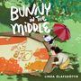 Text: "Bunny in the Middle", "Linda Ólafsdóttir". Illustration von einem Mädchen und einem Spielzeughasen mit Regenschirm.