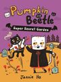 Text oben: "Pumpkin and Beetle. Super Secret Garden." Unten: "Jannie Ho". Illustration von zwei verkleideten Katzen in einem Garten.