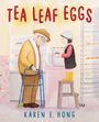 "TEA LEAF EGGS" oben, "KAREN E. HONG" unten. Illustration: Kind auf Hocker reicht älterem Mann an Gehhilfe eine Schüssel.