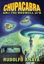 „CHUPACABRA AND THE ROSWELL UFO“ steht oben, „RUDOLFO ANAYA“ unten. Eine Person steht vor einem UFO.