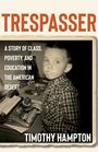"TRESPASSER" oben, "A Story of Class, Poverty, and Education in the American Desert" links, "Timothy Hampton" unten. Schwarz-weiß Foto: Junge an Schreibmaschine.