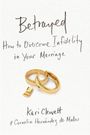 Text: "Betrayed: How to Overcome Infidelity in Your Marriage" von "Kari Clewett & Cornelia Hernández de Matos". Zwei Goldringe.