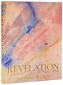 "REVELATION: A JOURNEY INTO ABSTRACTION" steht in goldener Schrift auf einem abstrakten, farbigen Hintergrund.
