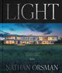 Text: LIGHT, NATHAN ORSMAN, ILLUMINATED INTERIORS AND ARCHITECTURE. Bild: Modernes Haus bei Dämmerung, beleuchtet.