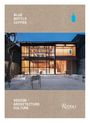 "BLUE BOTTLE COFFEE" und "DESIGN ARCHITECTURE CULTURE" auf braunem Hintergrund. Gebäude mit Glasfronten und Terrasse.