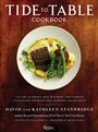 „Tide to Table Cookbook“: Ein Teller mit Fisch, Erbsen, Spargel und Muscheln auf einer Holztisch-Optik.