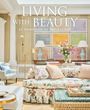 "Living with Beauty: At Home and in the Garden." Gemütlicher, blumiger Raum mit Sofas, Blumen und pastellfarbenen Akzenten.